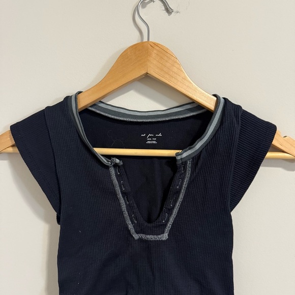 3/$20⚡️ Urban Outfitters Out From Under Short Sleeve V-Neck Crop Top Shirt - Picture 7 of 11